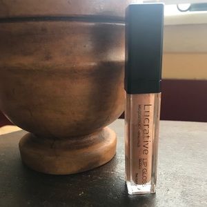 💄 Lucrative lip gloss